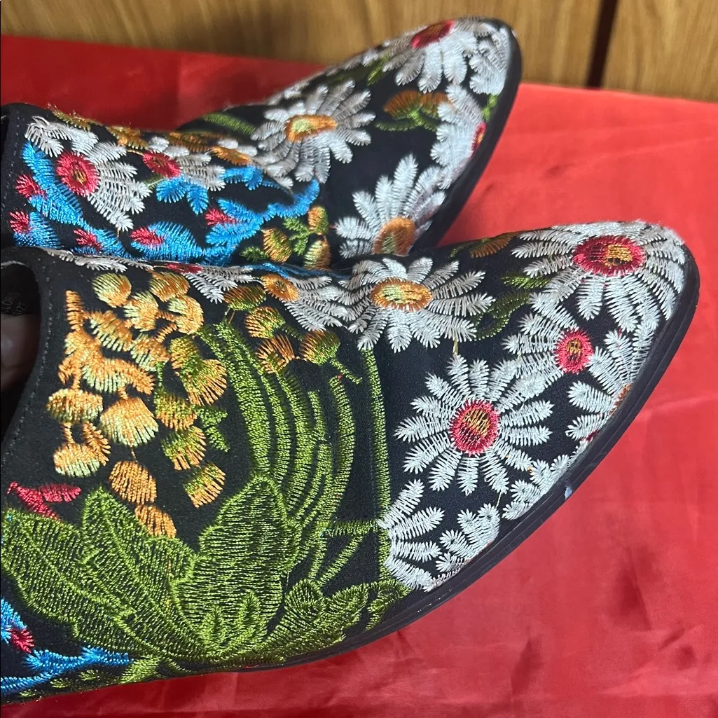 Coconuts by Matisse Black Floral Embroidered Mules - Image 4