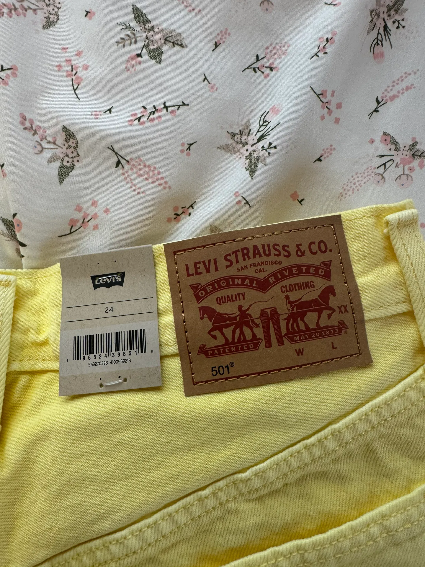 Levi’s Yellow 501 Jean shorts  - Image 3