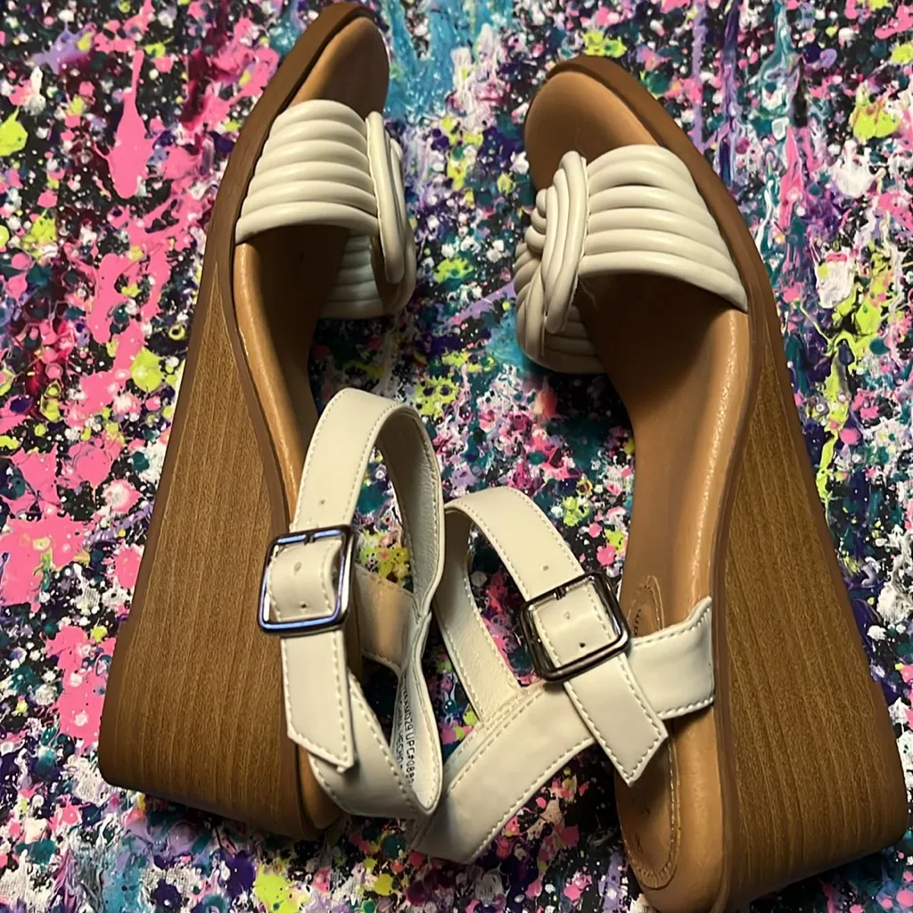 Time and Tru Sandals Tan Size 8 - Image 3