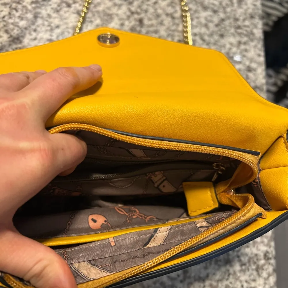 Brand new, used twice cute yellow medium sized purse. Tons of storage - Image 2