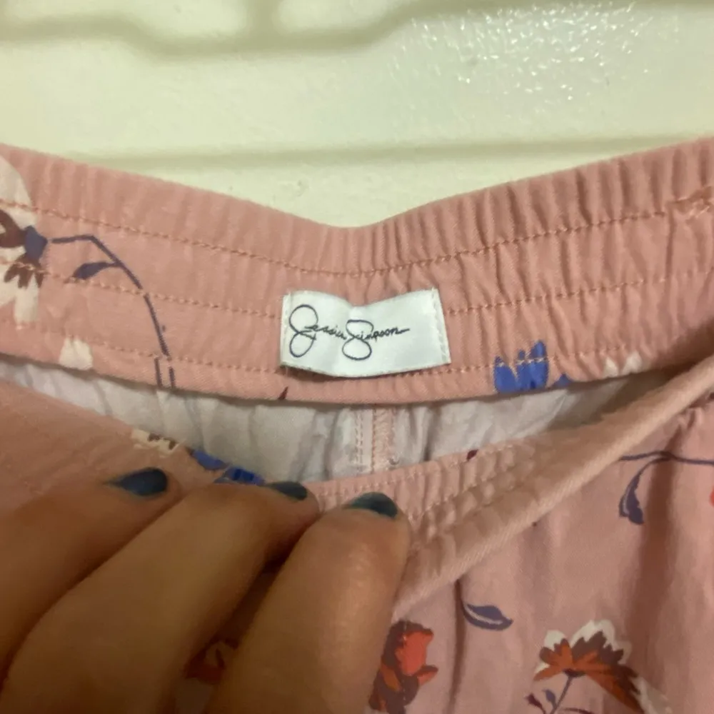 Jessica Simpson Women’s Capri Pants XL Pink Floral Waist Size Elastic 42” 44” - Image 5
