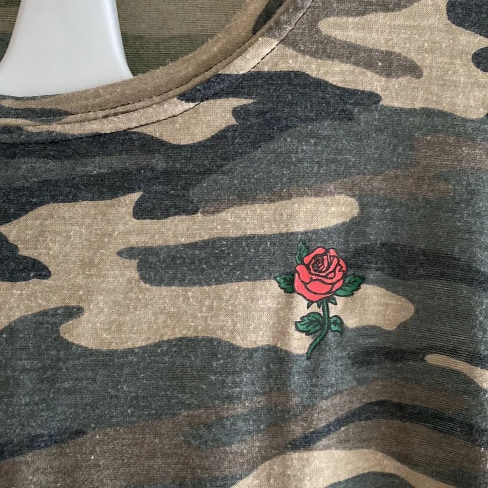 Camo rose cropped tee - Image 2