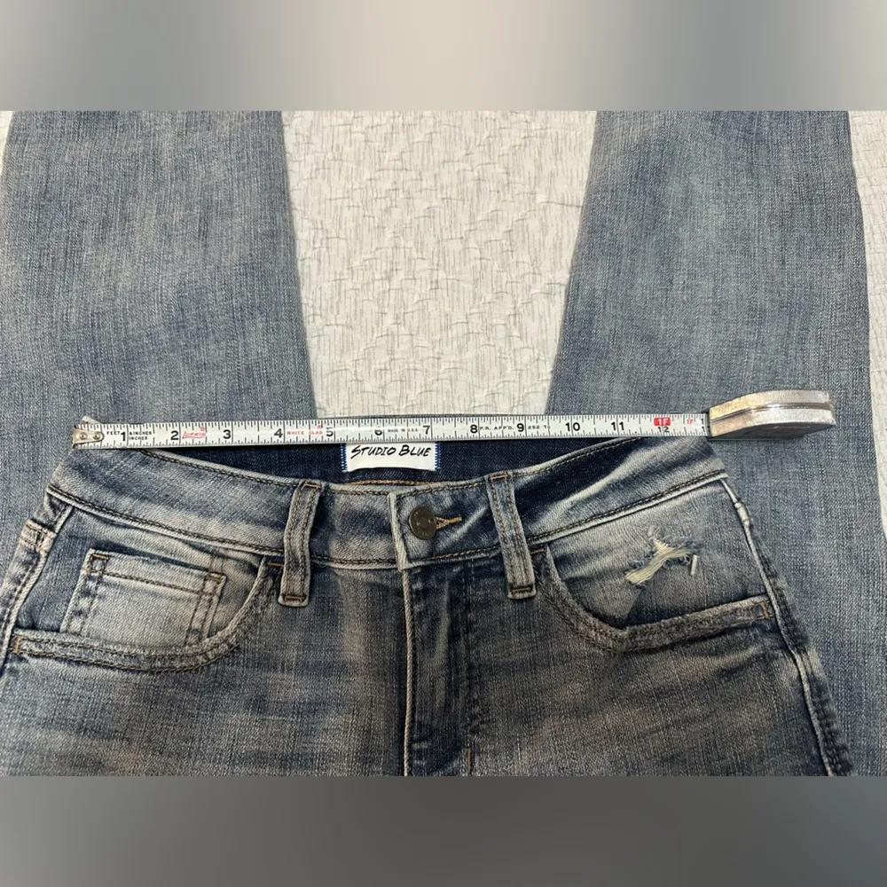 Women's Distressed Studio Blue Jeans SZ 26 - Image 7
