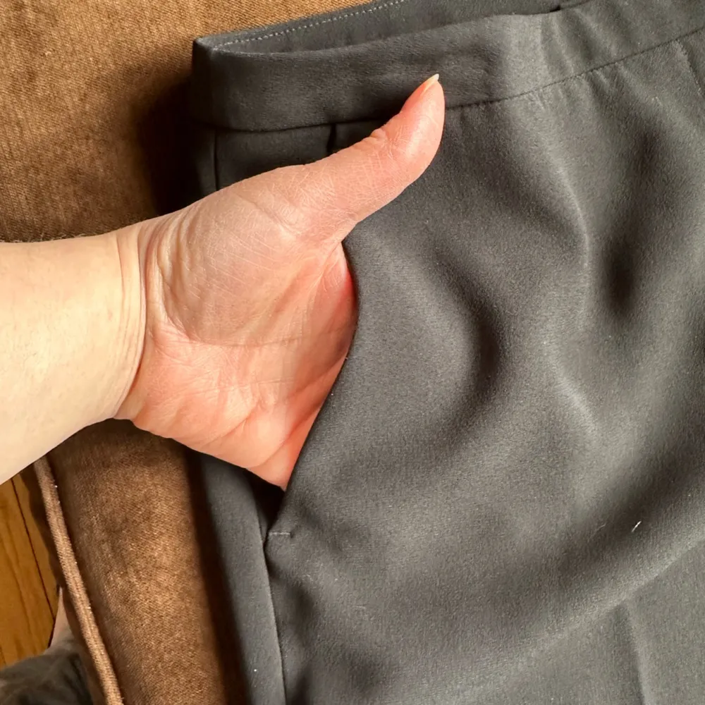 Tahari Black Mid Rise Wide Leg Dress Pants Sz 8. With Pockets. - Image 9