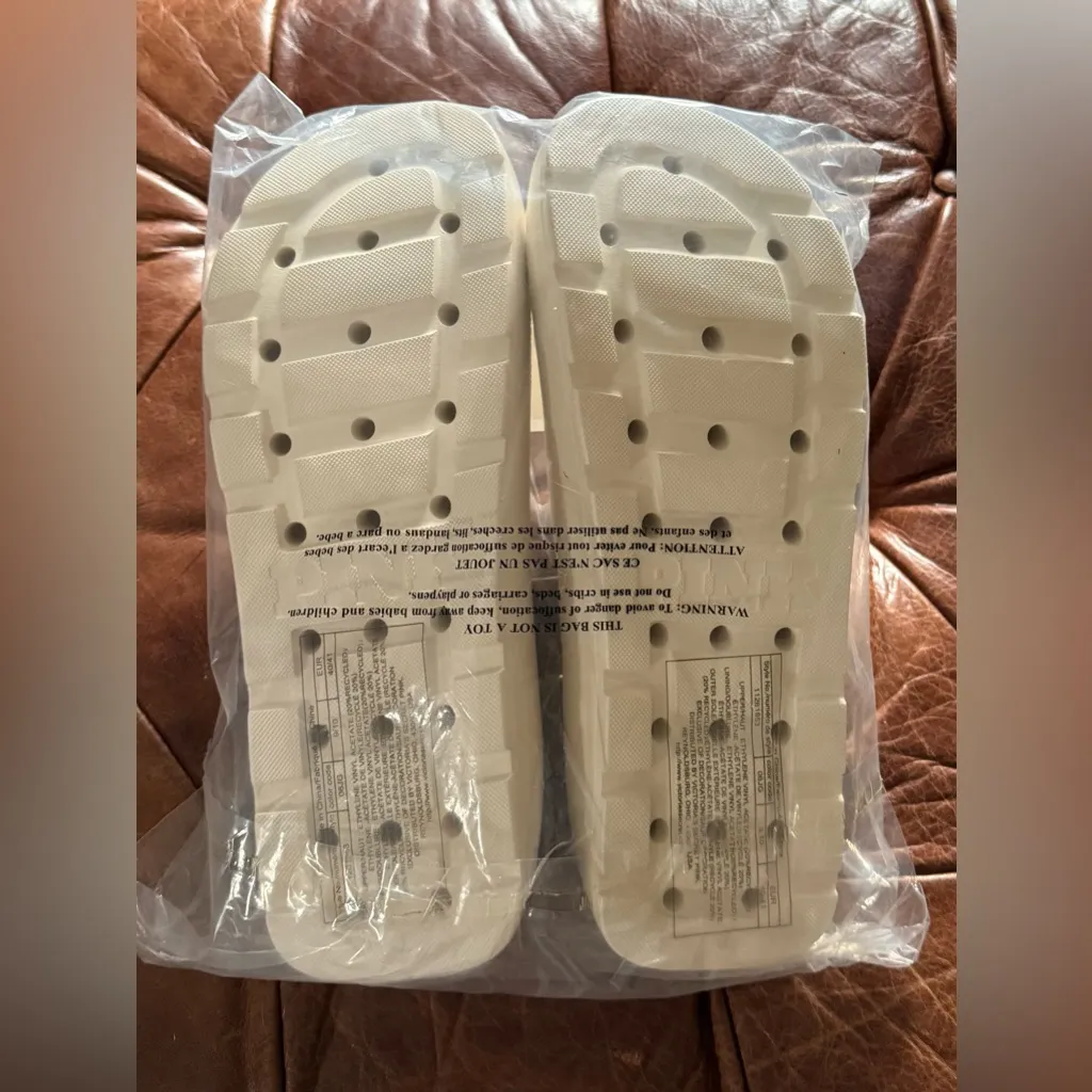 NWT PINK Victoria's Secret Women's Slides - Image 3