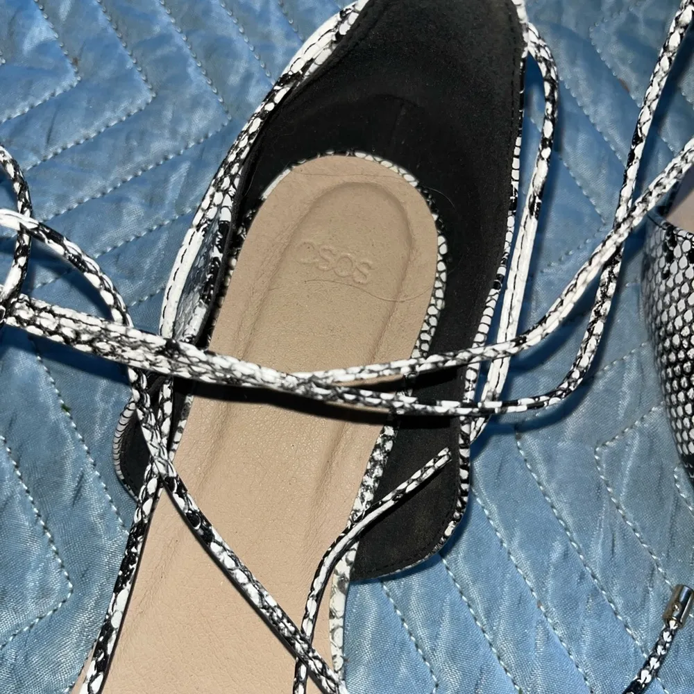asos snake skin wrap flats size 9 - Image 2