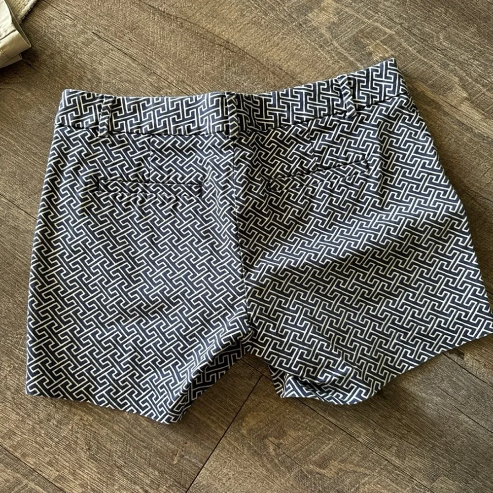 Banana Republic Printed Shorts - Image 4