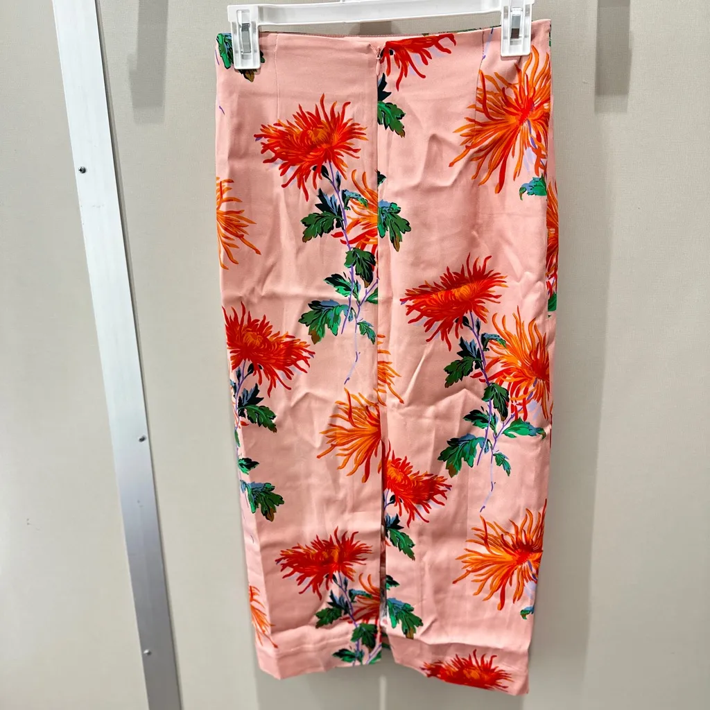 Diane von Furstenberg Pink Floral Print Midi Length Pencil Skirt size 2 - Image 2
