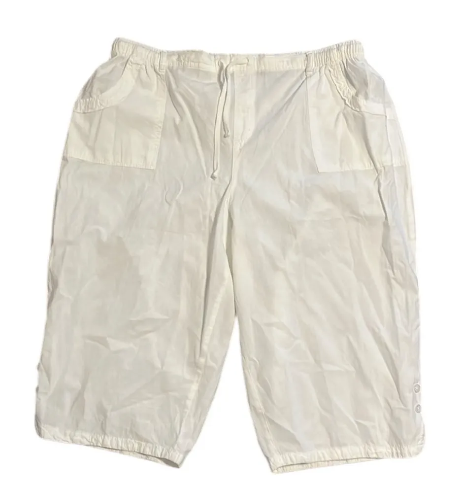 White Gloria Vanderbilt button detail capri pants with pockets. Like New!! - Image 1