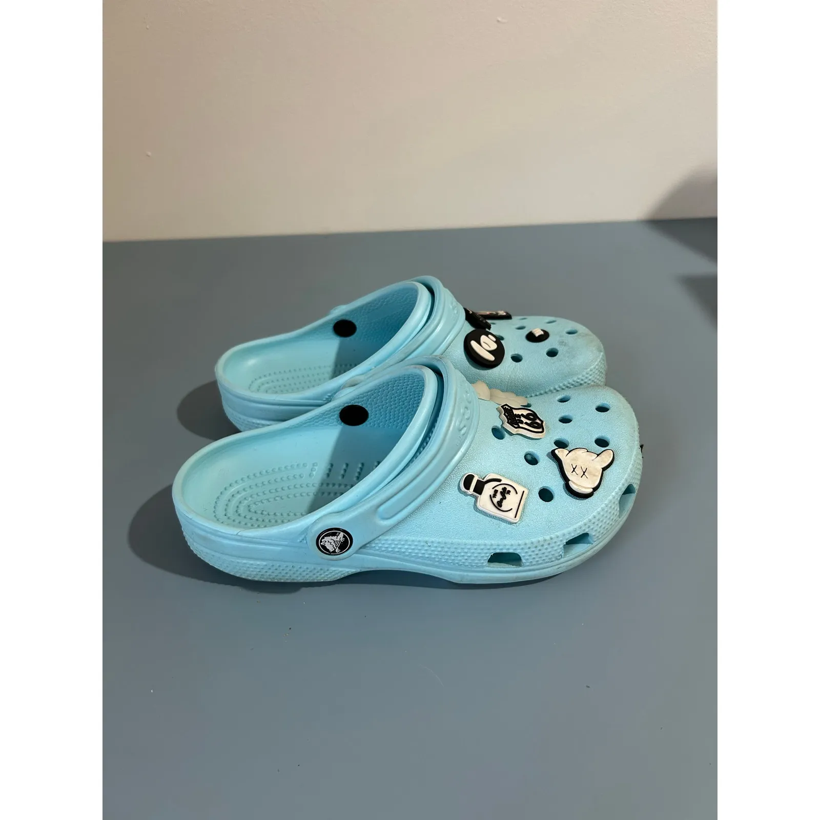 Crocs light blue womens size 6 mens size 4 including jibbitz - Image 2