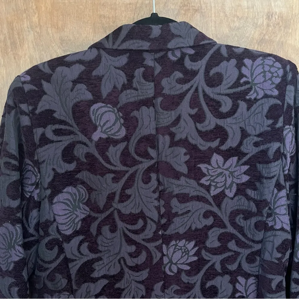Petite Large purple tapestry buttoned blazer. This jacket is beautiful. Size undefined - Image 8