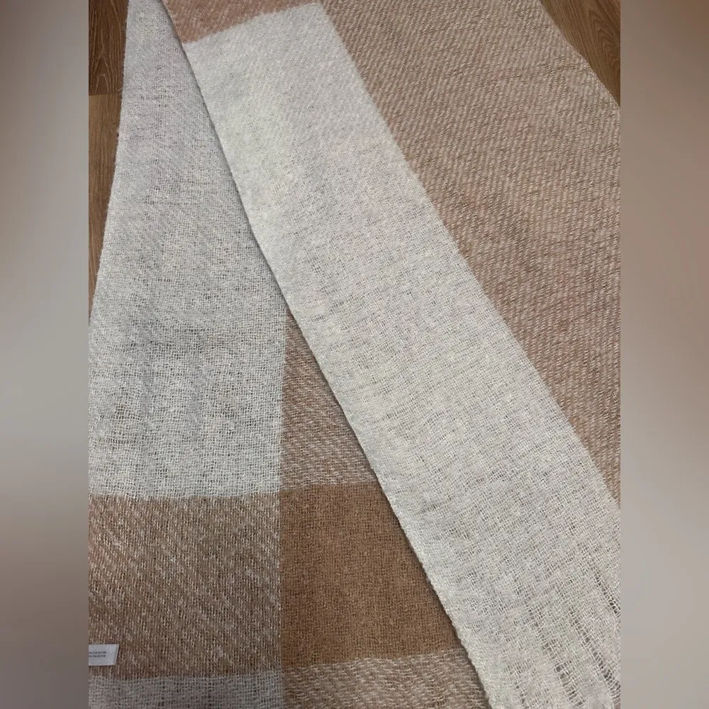 NWT  Neutral Plaid Scarf 🧣 - Image 7