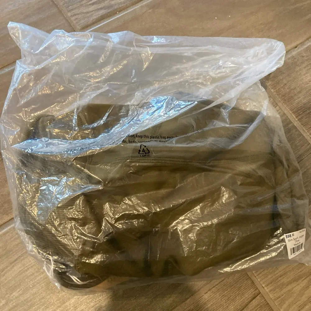 Marine Layer Slim Sport Jogger in Olive Size M - Image 4