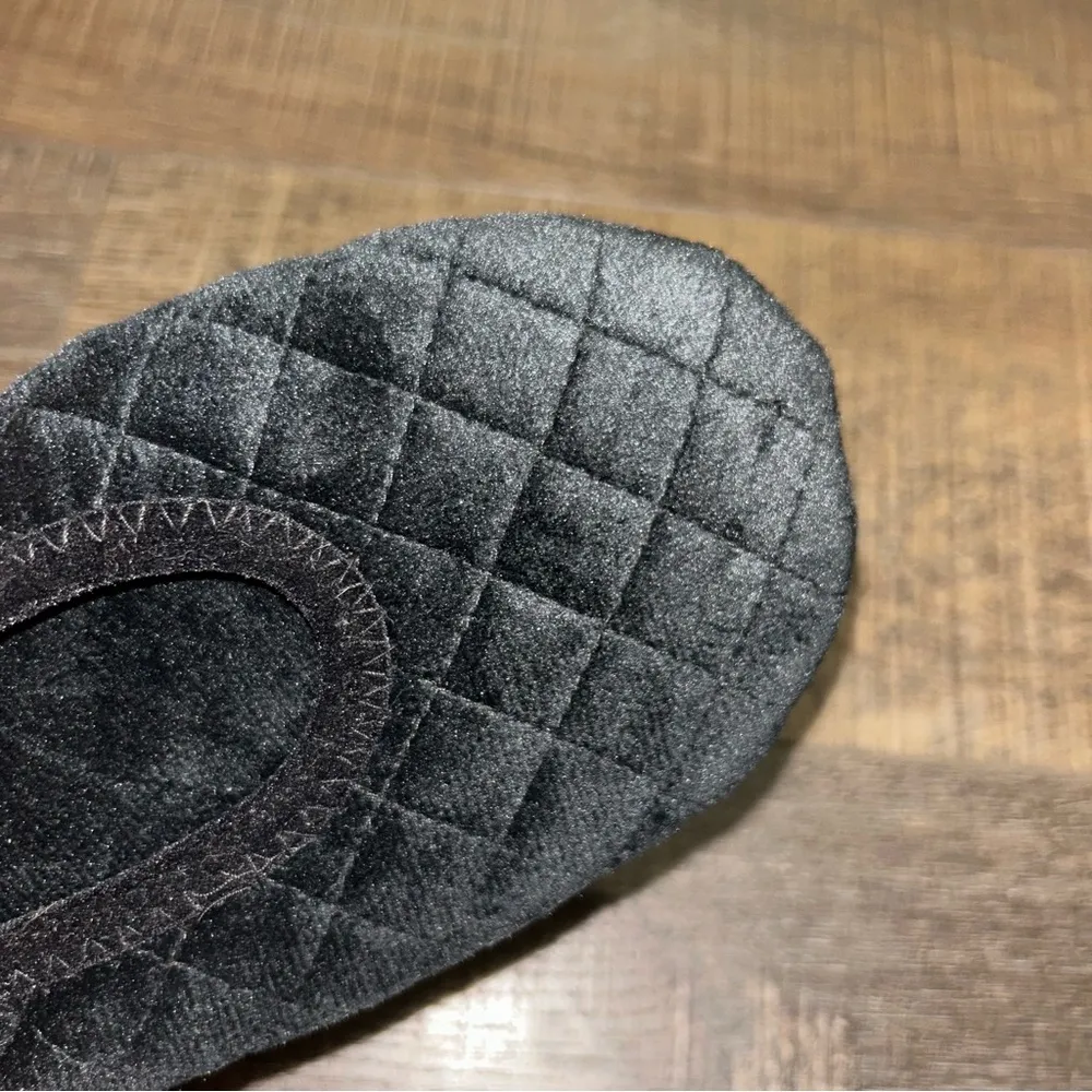 Joyspun Quilted Black Slipper Socks With Grippy Soles Medium 7 - Image 4