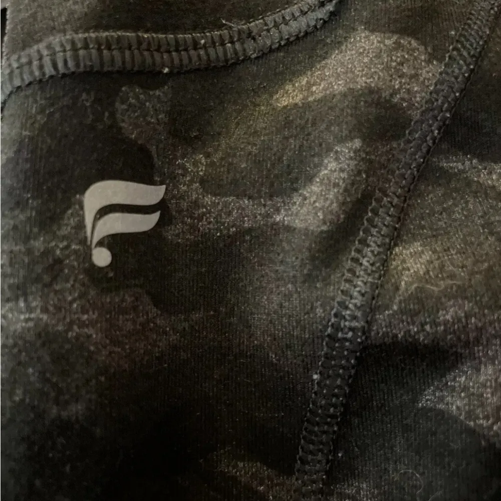 Powerhold Fabletics Women’s Camo 7/8 Leggings Small Excellent Condition - Image 2