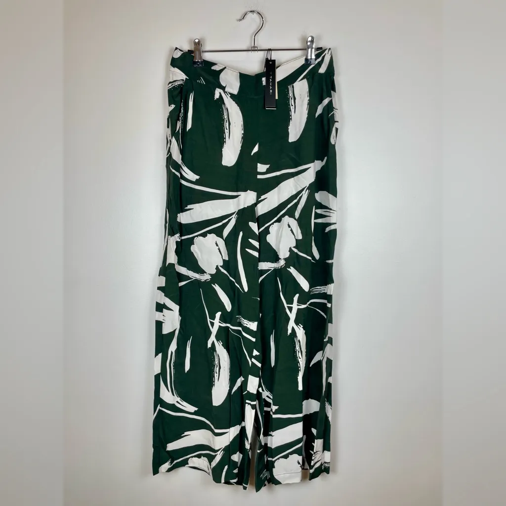NWT Tahari Green and White Patterned Tropical Pants with Elastic Waist & Pockets - Image 2