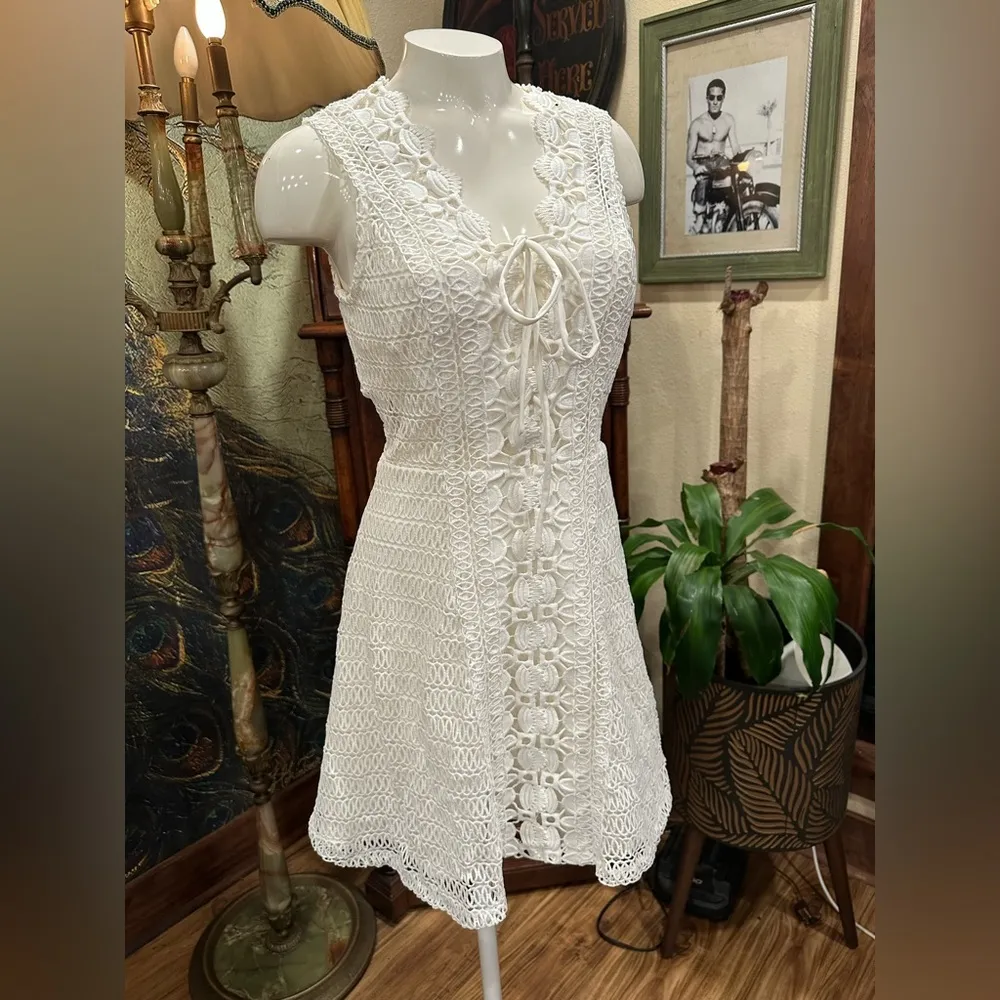 EUC Aqua white lace stretch mini dress with pullon string front - Image 2