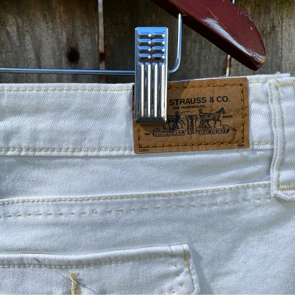 Women’s Levi’s 545 Off White Denim Shorts - Image 8