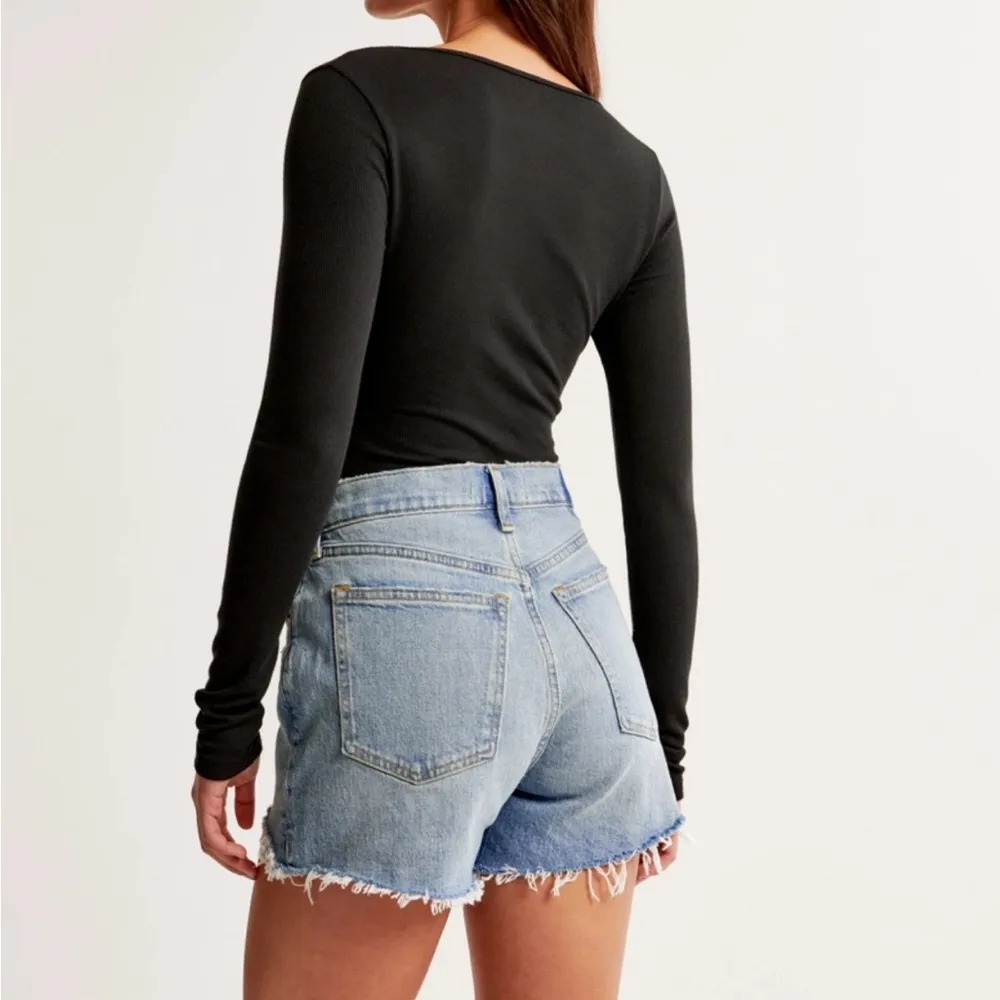 4” Denim Mom Short Distressed New with tags size 31 - Image 3