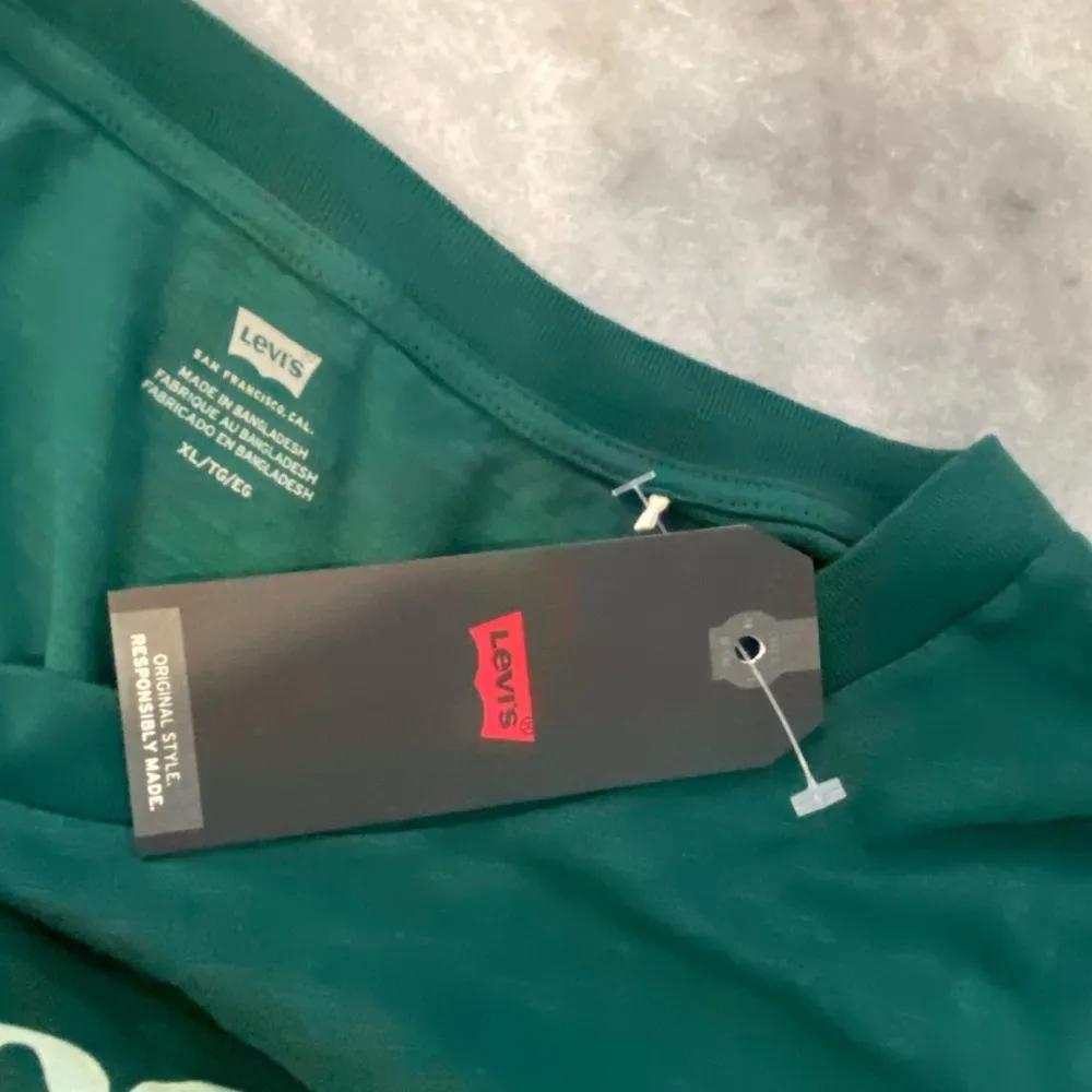 NWT Levi’s Size XL We Come In Peace Green Cotton Cropped Short Sleeve Tee Shirt - Image 7