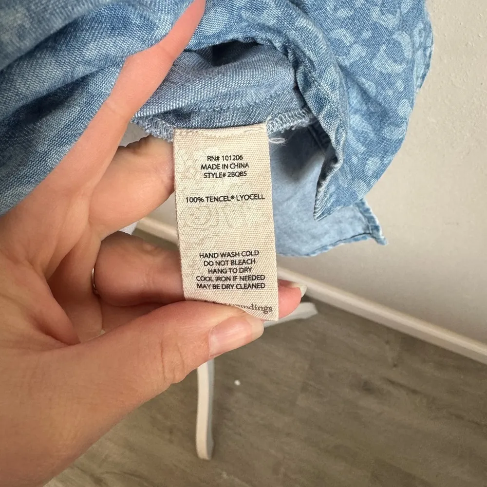 Soft Surroundings Blue Denim Leopard Print Tunic Blouse Womens XS Lightweight - Image 4