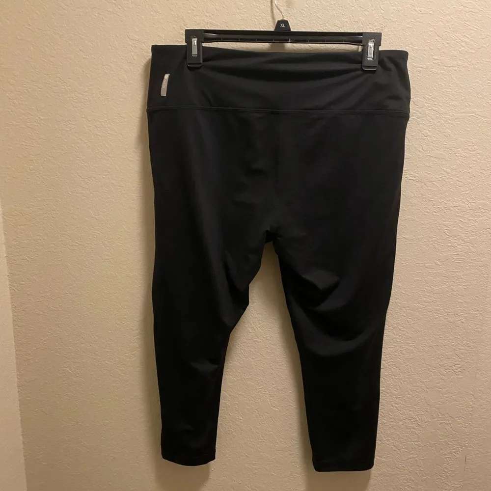 Zella Black Cropped Leggings. - Image 4
