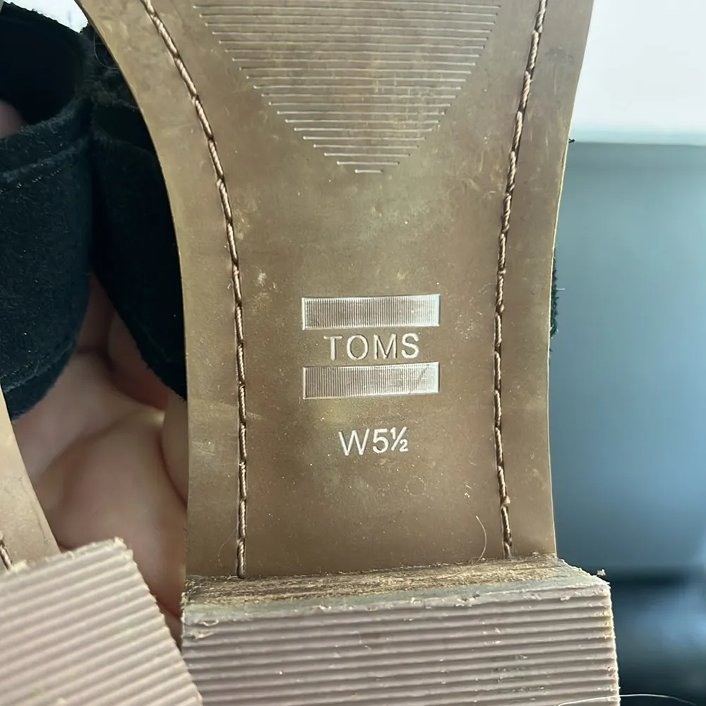 TOMS Slip On Sandals Shoes Womens SZ 5.5 Black Suede Straps 1.5" Heel 🗝️ - Image 9