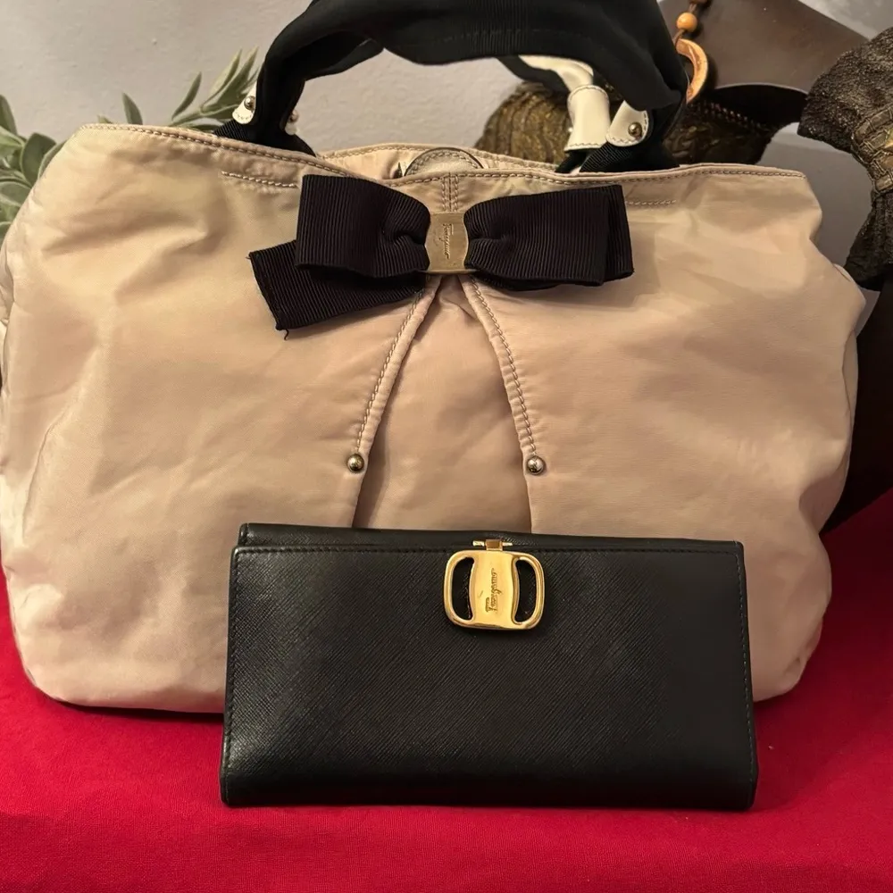 Authentic SALVATORE FERRAGAMO Leather clasp closure continental wallet EUC - Image 2