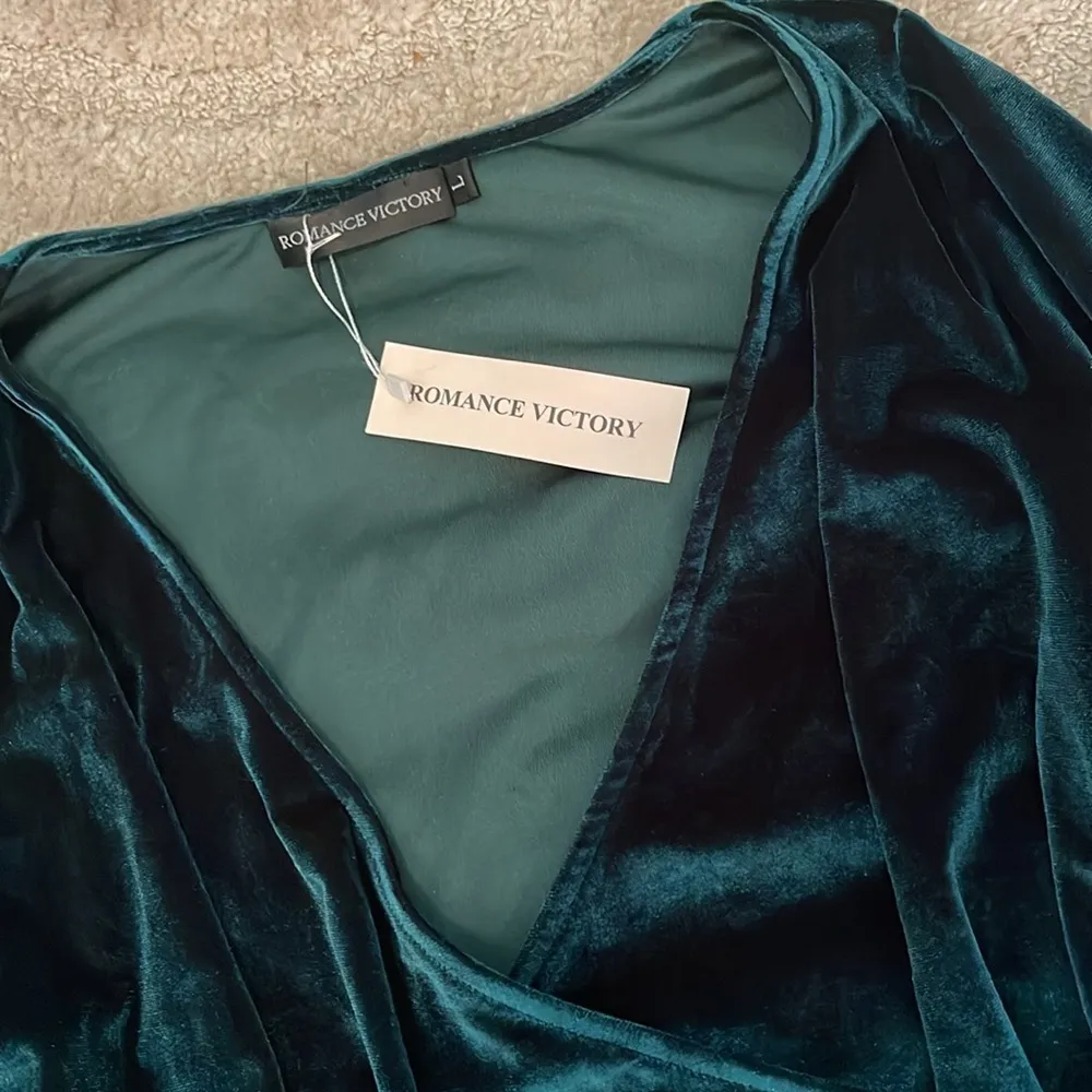 Romance Victory NWT large bodycon tight fit holiday green dress crushed velvet - Image 4