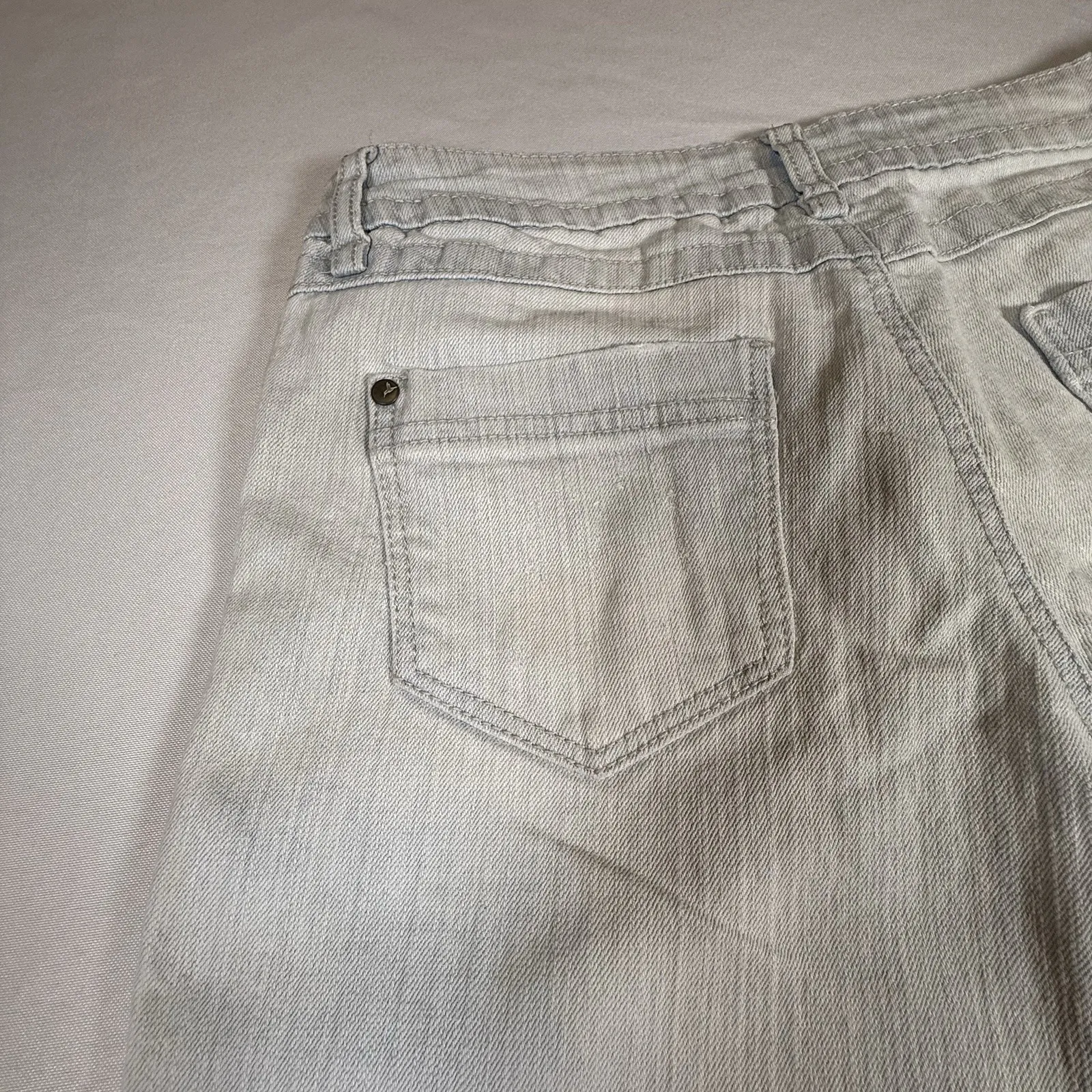 Graneā Slim Denim Jean Shorts Light Wash Raw Hem Distressed Size 9 Juniors # Gray - Image 6