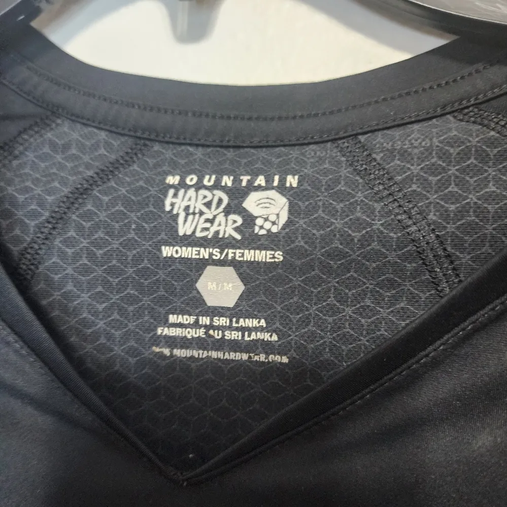 Mountain hardwear black short sleeve top - Image 2