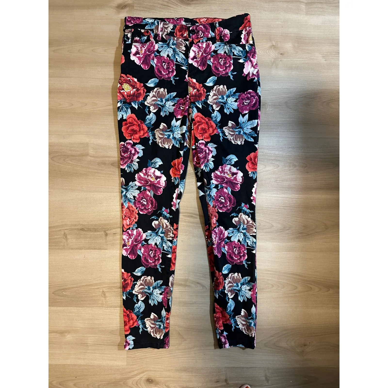 Chicos Black Sateen Rose Floral Jegging Pants‎ Size 8R Stretch Slim Fit Casual - Image 2
