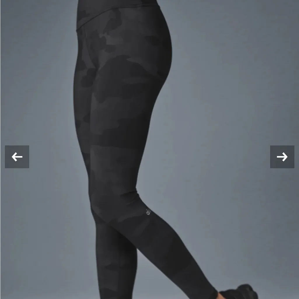 Alo High-Waist Camo Vapor Leggings in Black Camoflauge - Image 3
