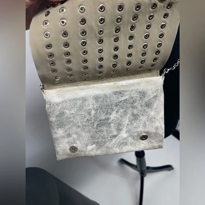 Silver crossbody purse with‎ silver chain and stud design - Image 3