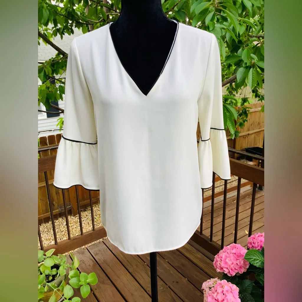 Pretty Calvin Klein blouse🌷 - Image 2