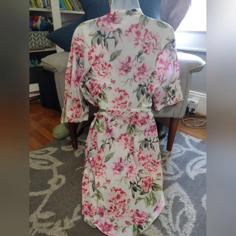 Show Me Your Mumu White and Pink Floral Lightweight Robe - Image 2
