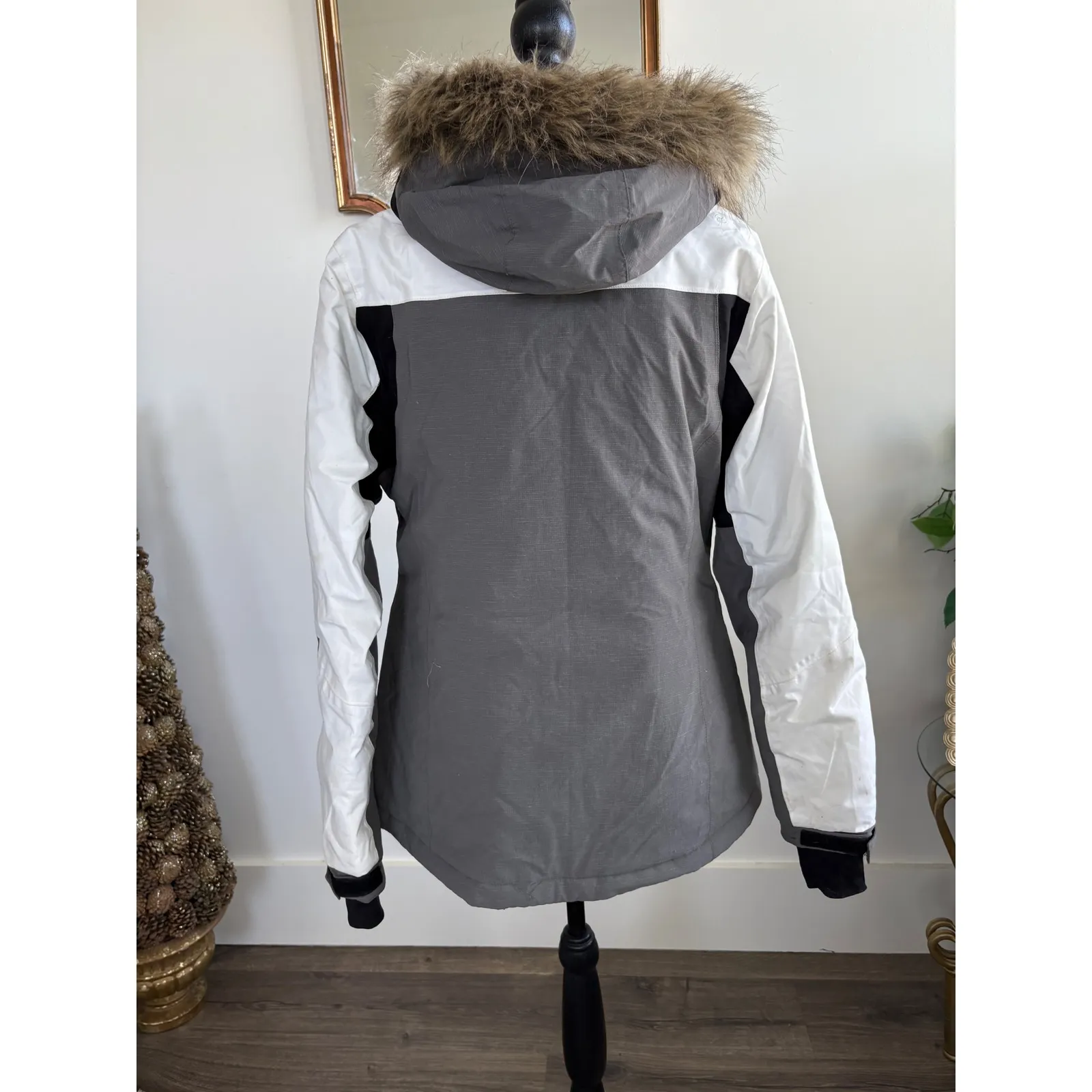 Magellan Outdoors Women's Gray‎ White Faux Fur Hooded Winter Parka Jacket medium - Image 5