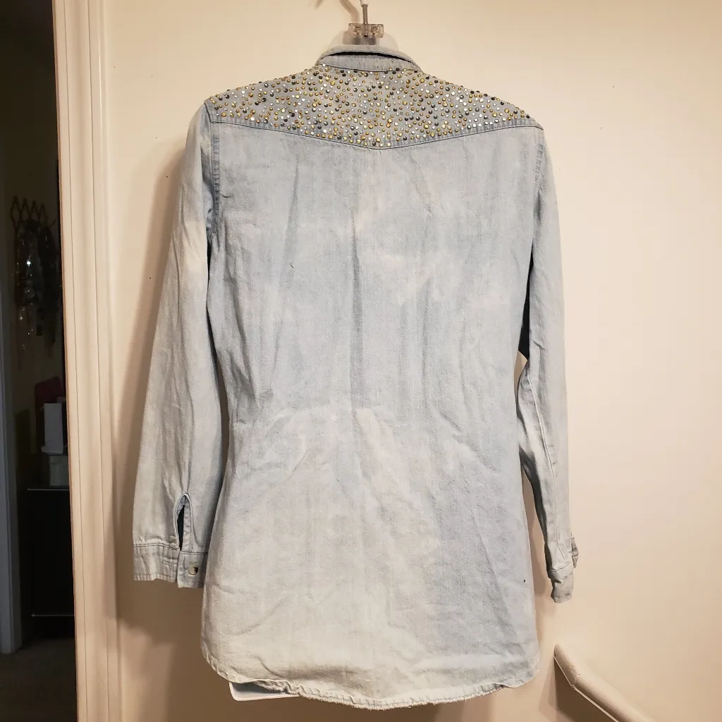 Bedazzled Red Tulips size M‎ jean top Blue Size M - Image 7