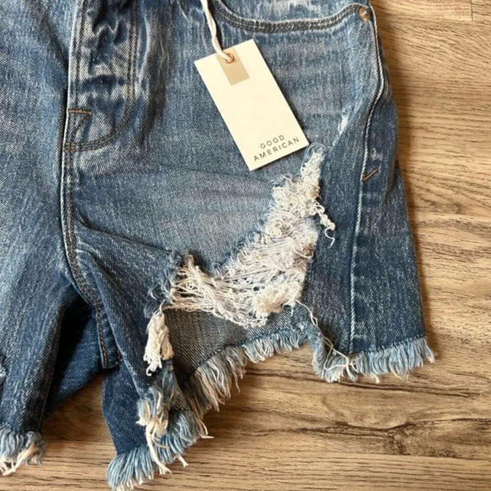 Good American Bombshell Shorts High Rise Distressed Size 26 NWT - Image 5