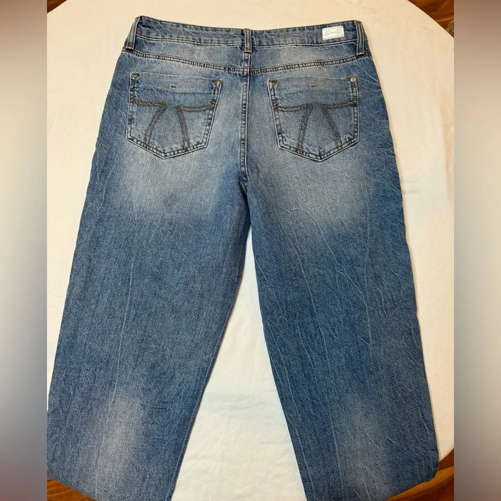 Seven jeans, boyfriend cut in medium wash in Like New condition, if not NWOT. - Image 2