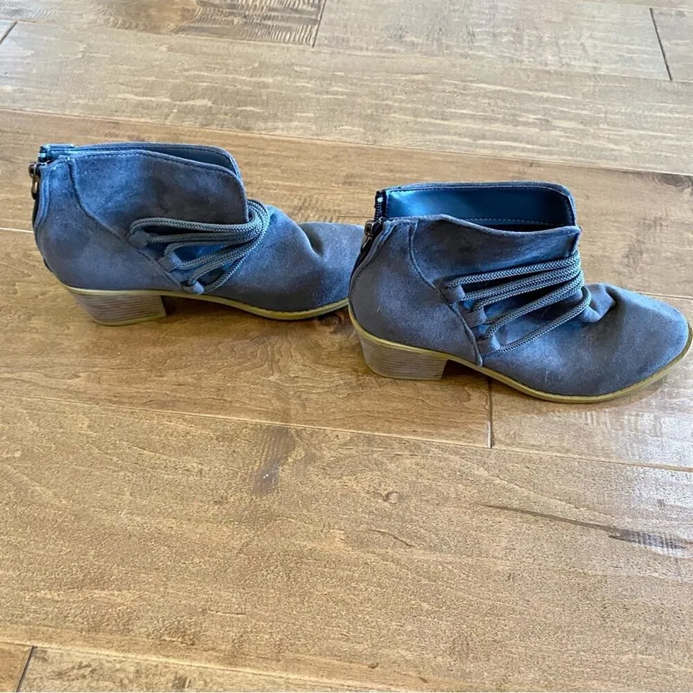 Women’s Crisscross Zip Up Booties Grey Size 40 NWOT Girly Fall Trendy Boots Gray - Image 4