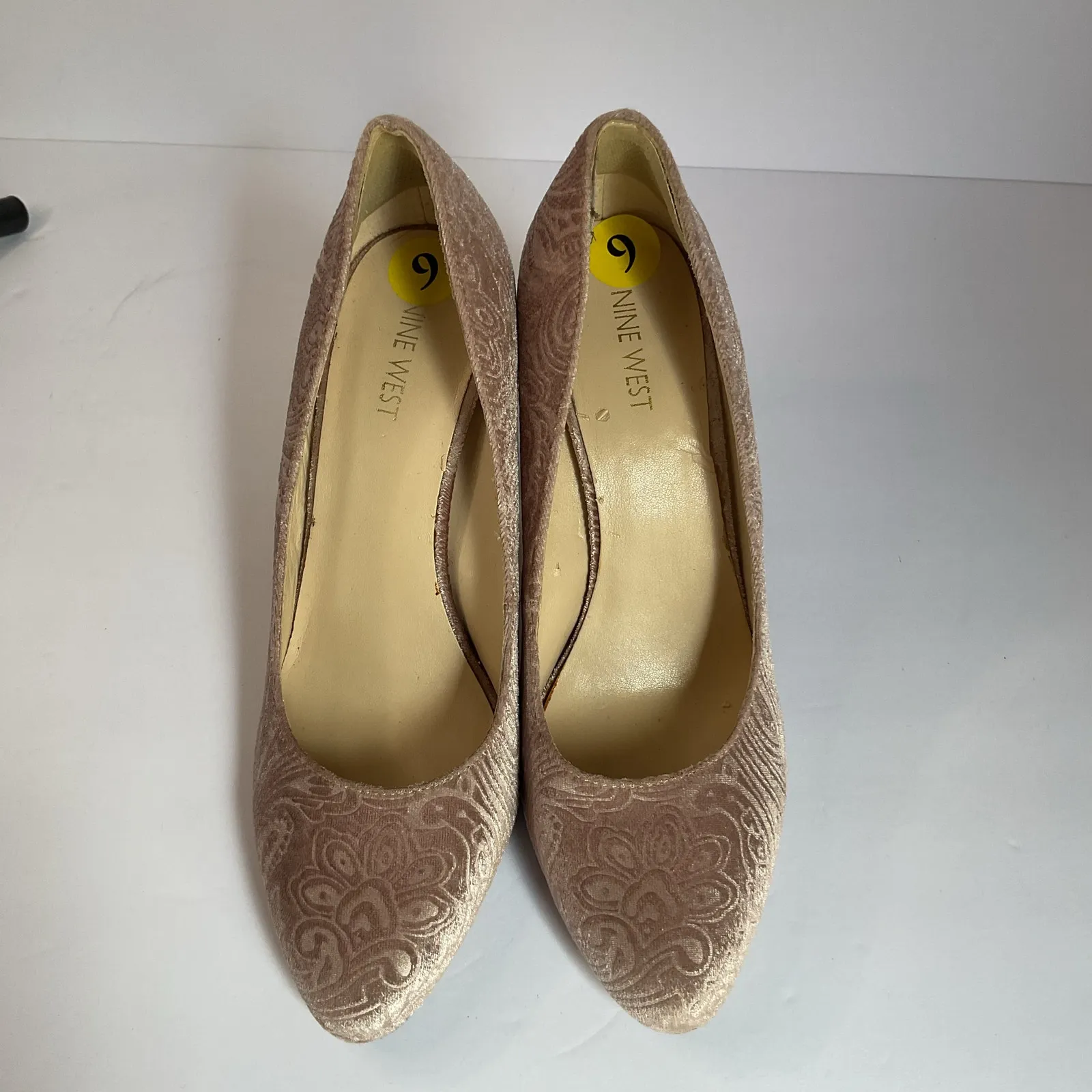 Nine West Embossed Velvet Pumps Women’s Size 9M Champagne Beige Floral Pattern - Image 4