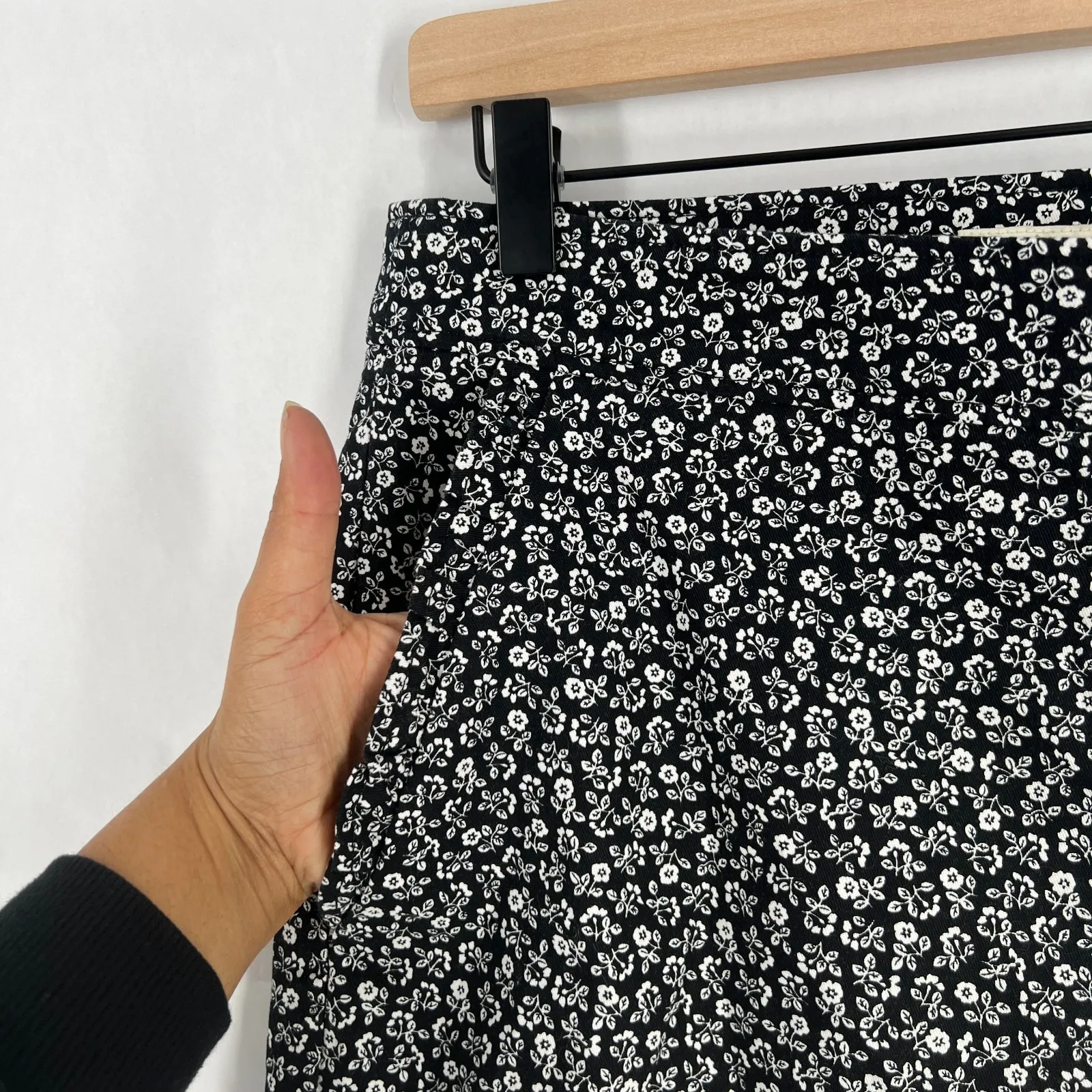 Kate Spade Pants Women 10 Black White Cotton Floral Tapered Leg Preppy High Rise - Image 4