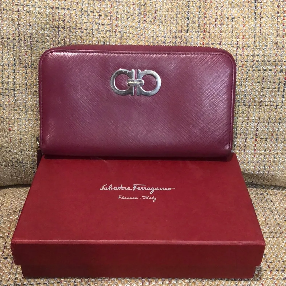 SALVATORE FERRAGAMO Gancini Hot Pink Full Zip Bifold Leather Wallet COMES in BOX - Image 2