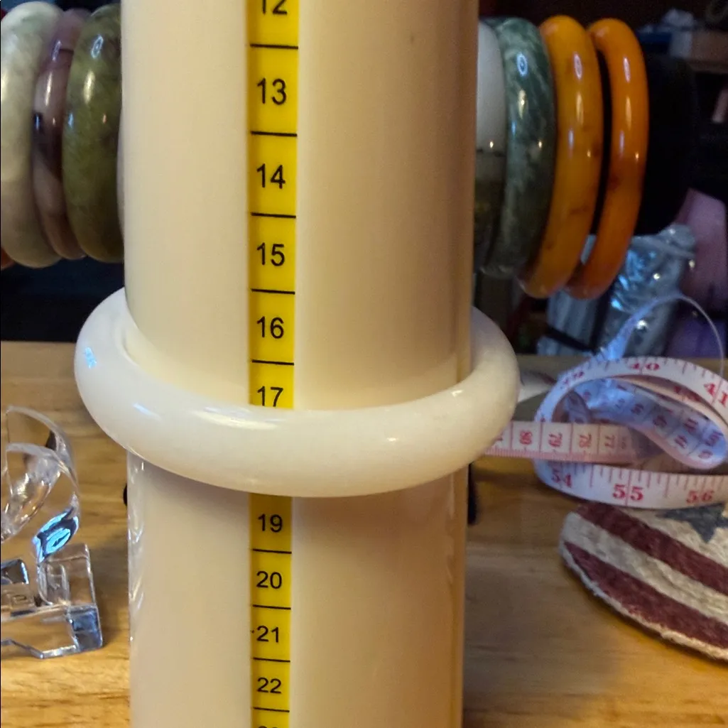 Elegant Jade Cream Bangle Bracelet - Image 6