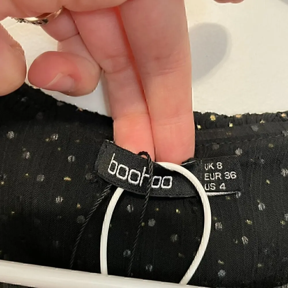 NEW NWT BOOHOO Spot Ruffle Plunge Blouse Black Gold Tie Long Flare Sleeve Sheer - Image 5