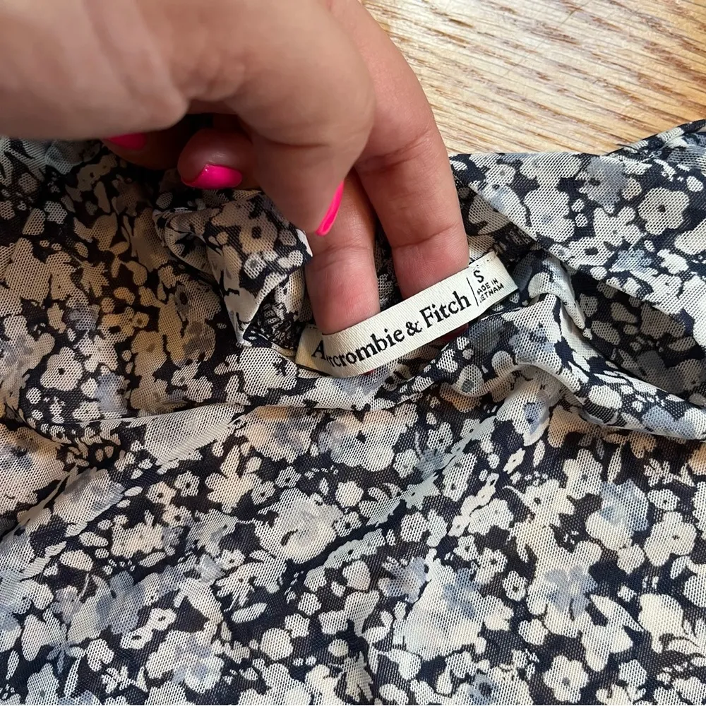 Abercrombie & Fitch floral print sheer top size small - Image 3