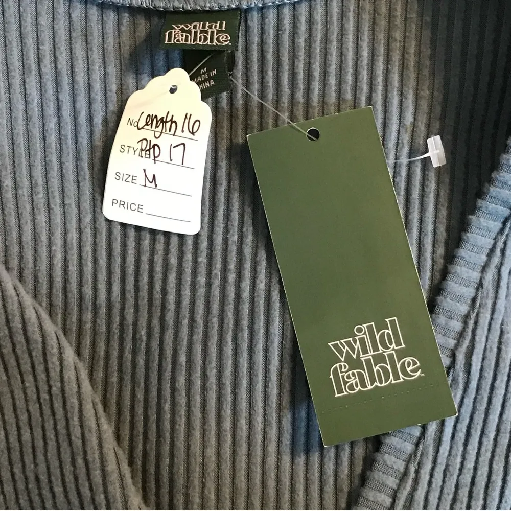 🌟NWT🌟 WILD FABLE STEEL BLUE V-NECK LONG SLEEVE CROP TOP JUNIORS SIZE MED. - Image 4