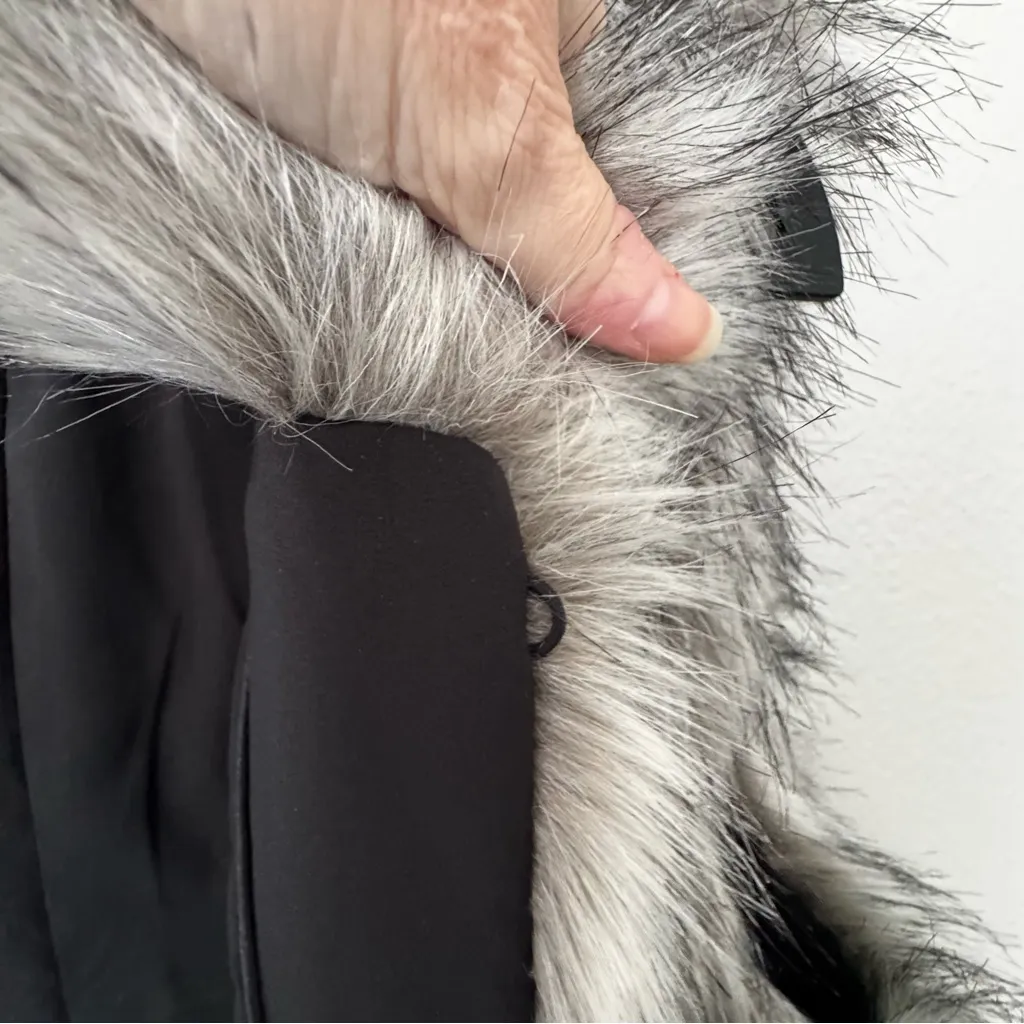 White House Black Market Faux Fur Gray Vest Size XL - Image 9