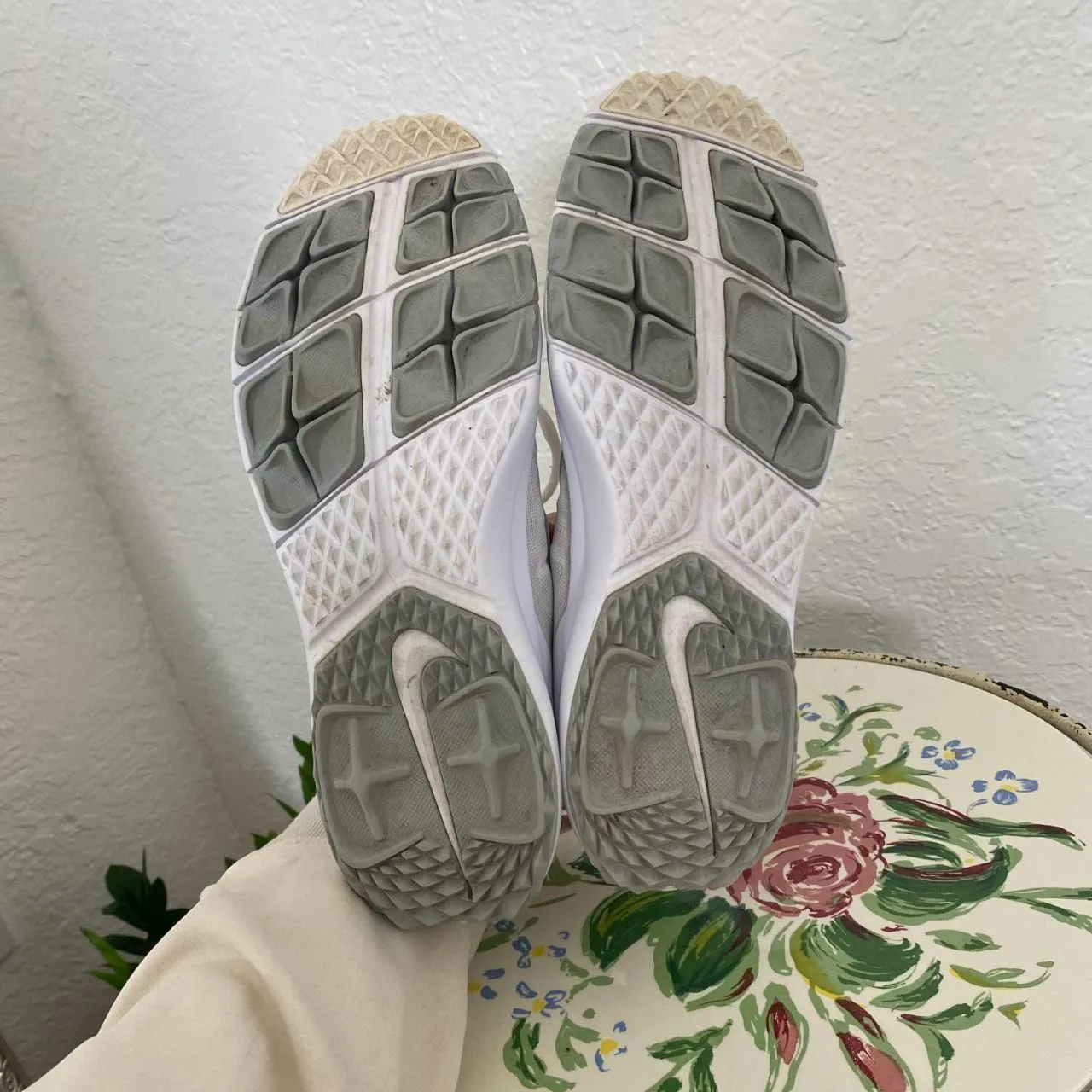 Nike Women's FI Bermuda Golf Sneaker White Gray Size 7 - Image 7